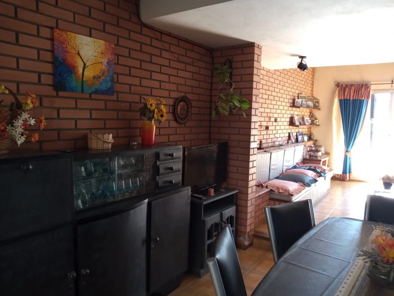 VENDO CASA TRES DORMITORIOS - CENTRO MONTE MAIZ.-