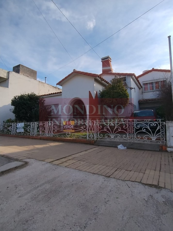 VIVI FRENTE LA PLAZA - VENDO IMPORTANTE CASA MONTE MAIZ -
