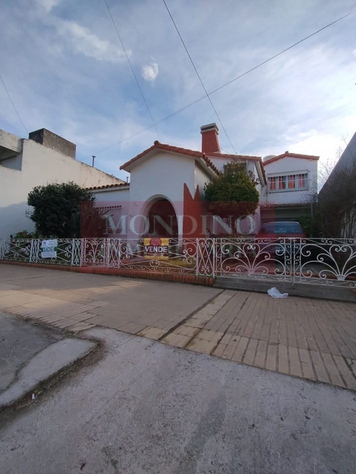 VIVI FRENTE LA PLAZA - VENDO IMPORTANTE CASA MONTE MAIZ -