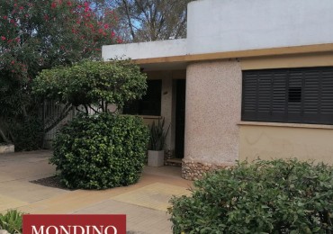 VENDO CASA DOS DORMITORIOS - MONTE MAIZ - BUEN ESTADO GRAL.-